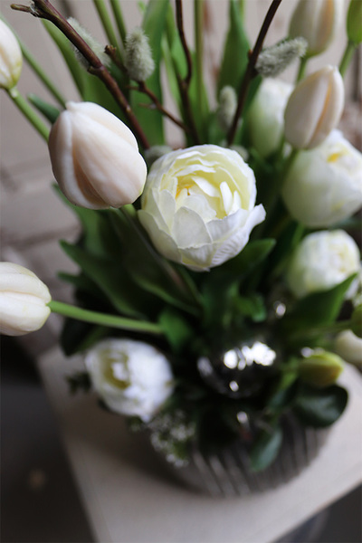 Helita, wiosenna kompozycja z gumowymi tulipanami, wys.70cm