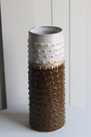 Terra Cava, ceramiczny wazon, biało-brązowy