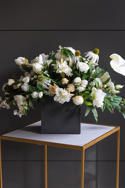 Torrino Romanea, biała kompozycja kwiatowa