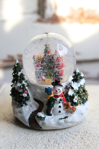 świąteczna Kula Śnieżna Mikołaj przy Choince