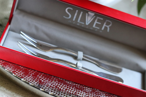 OD RĘKI posrebrzane widelczyki do zakąsek Poirot, komplet 2szt. w ozdobnym pudełku 