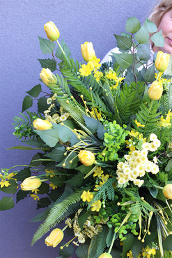 Żółta Energia, wiosenna wiązanka nagrobna z tulipanami, dł.90cm