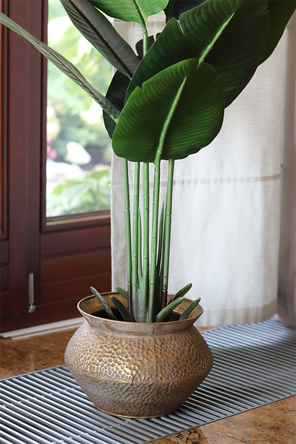 Bananowiec Eduardo, sztuczna roślina w donicy