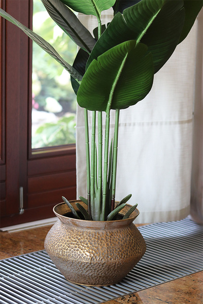 Bananowiec Eduardo, sztuczna roślina w donicy