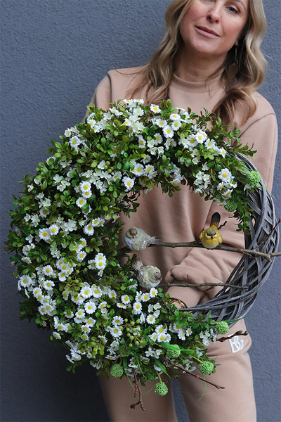 Ptaszki na gałęzi, wiosenny wianek dekoracyjny