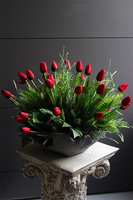 Czerwone Tulippe Volcan, kompozycja nagrobna w misie