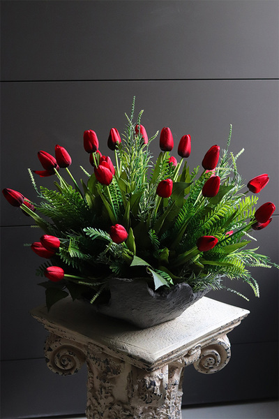 Czerwone Tulippe Volcan, kompozycja nagrobna w misie