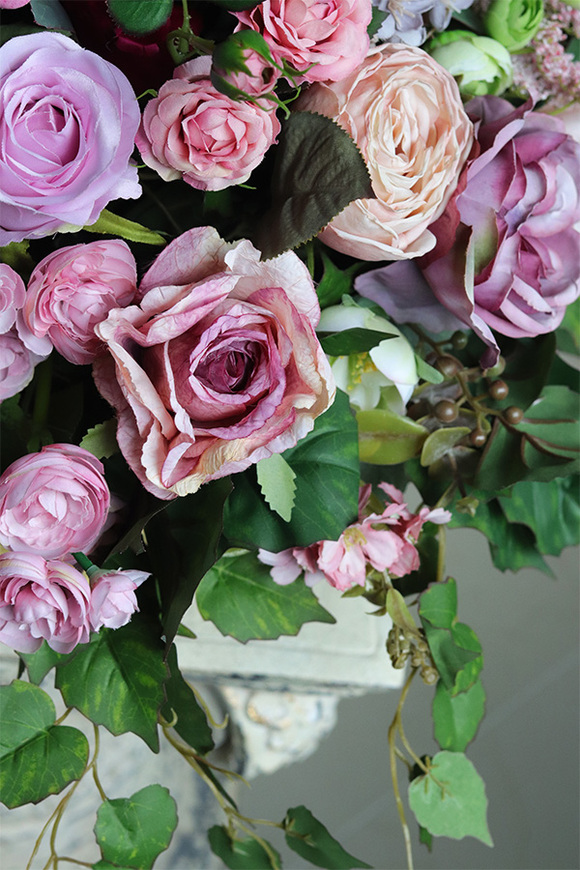 Pranella Lux, kompozycja kwiatowa w złotym naczyniu