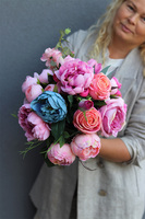 Caryca Renato 2, bogaty bukiet z peoniami