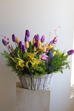 OD RĘKI Viosenna, wiosenna dekoracja nagrobna z tulipanami, wym.57x62cm