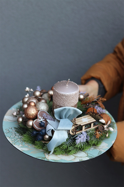 Hellena na Sankach, stroik ze świecą na talerzu, wym.14x30cm