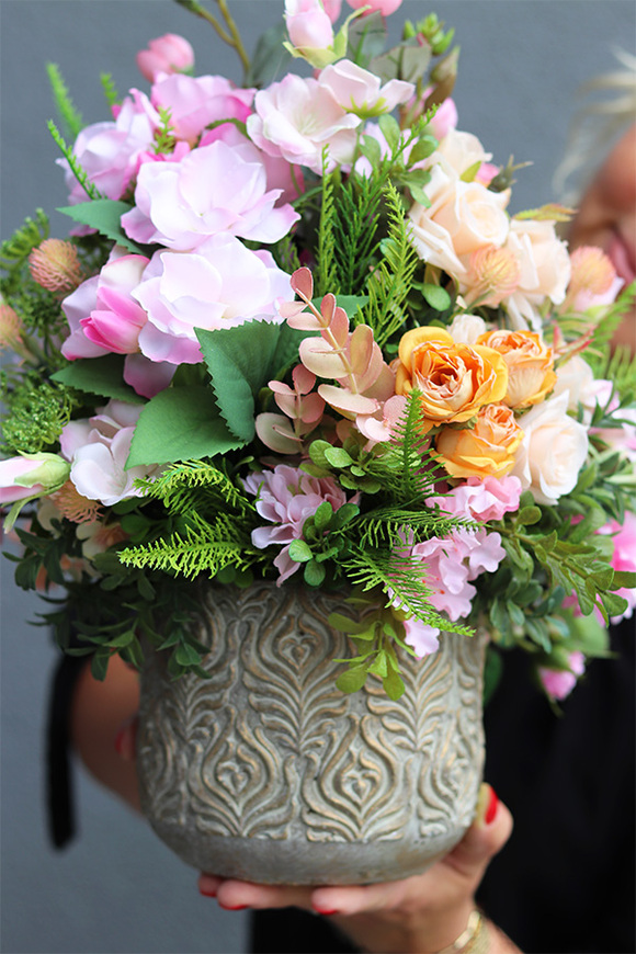 Gerie kompozycja kwiatowa w złotej donicy