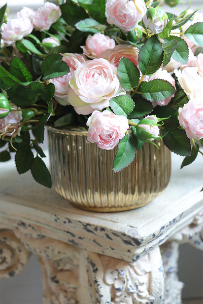 Rosania Antique, kompozycja kwiatowa w złotym naczyniu