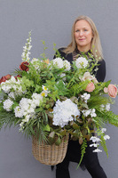 Czekoladowo Bahama, kompozycja z kwiatami w koszu