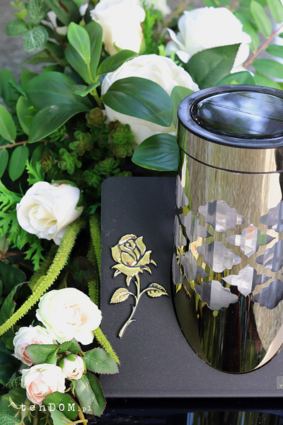 Solaria, dekoracja nagrobna na pleksji z lampionem	