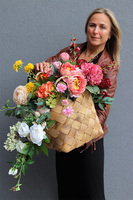 Tęcza Beauty, dekoracja w koszu z plecionego drewna