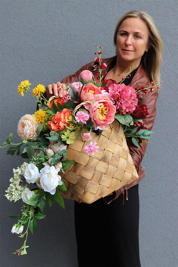 Tęcza Beauty, dekoracja w koszu z plecionego drewna