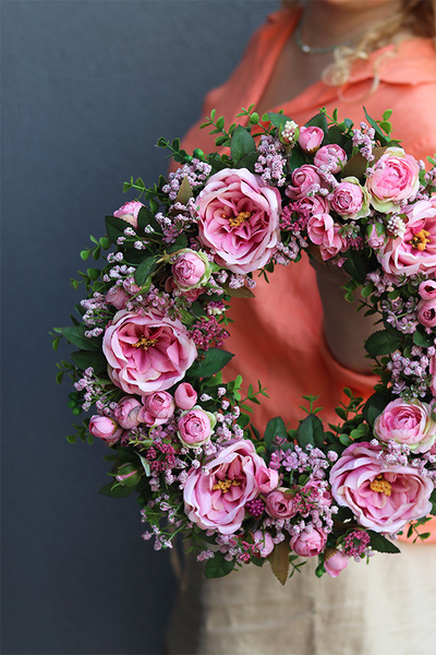 Rosa Aria, piękny kwiatowy wianek na drzwi