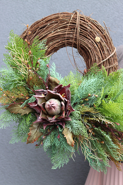 bogaty asymetryczny zielony wianek z karczochem, Naturaless B, wym.68x45cm