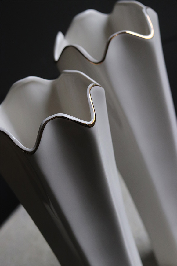 Fleur Blanche, ceramiczny smukły wazon