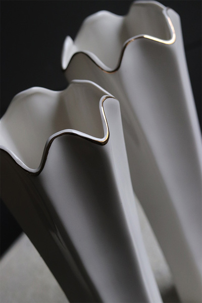 Fleur Blanche, ceramiczny smukły wazon