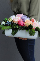 Alana Bellatia, kompozycja kwiatowa w białej donicy, wym.20x48cm 