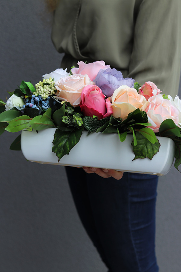 Alana Bellatia, kompozycja kwiatowa w białej donicy, wym.20x48cm 