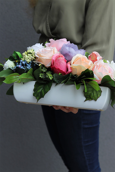 Alana Bellatia, kompozycja kwiatowa w białej donicy, wym.20x48cm 