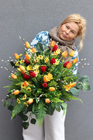 Kolorowa Wiosna Volcan, wiązanka nagrobna z tulipanami na ciężkiej tacy