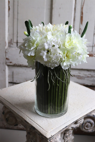 bukiet białych narcyzów i hortensji w szklanym wazonie, Relissa 2, wys.32cm