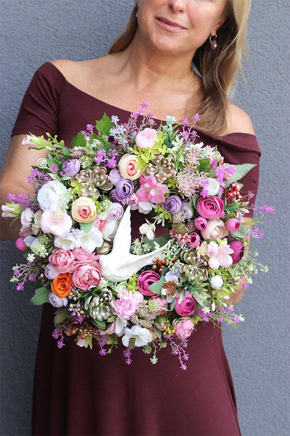 Gołąb, subtelny wianek na drzwi