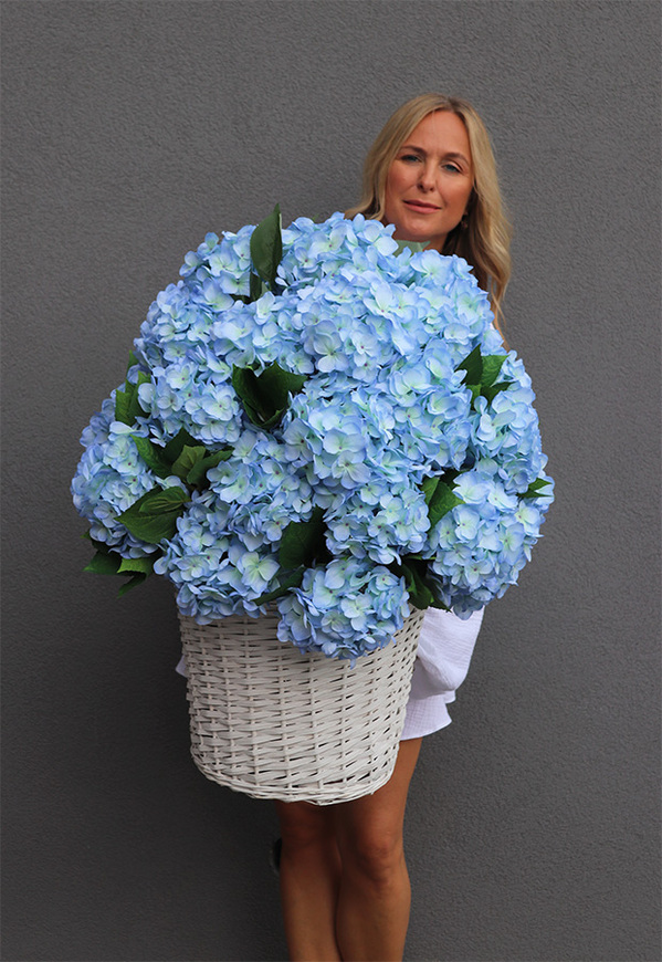 Sky Blue, niebieskie hortensje w plecionym koszu