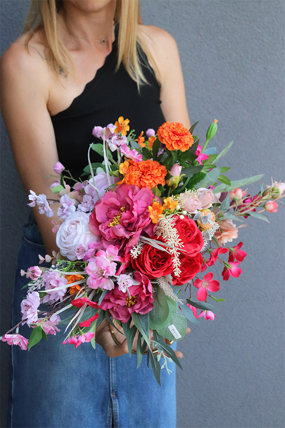 Laguel Duna Orange, dekoracja kwiatowa w naczyniu na stojaku