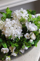 Black&White, kompozycja kwiatowa w czarnym naczyniu