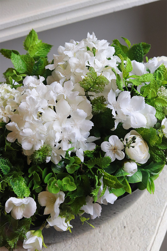 Black&White, kompozycja kwiatowa w czarnym naczyniu