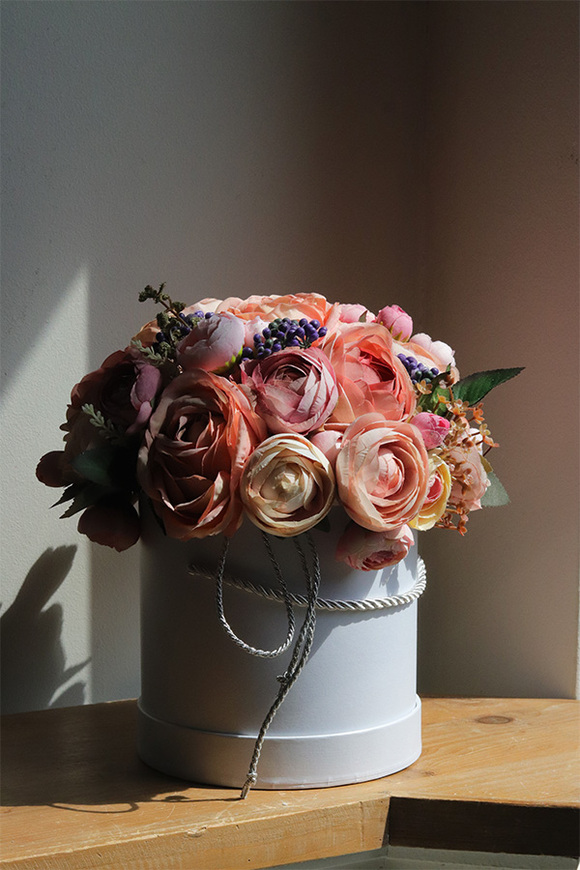 Celina 2, welurowy flowerbox z różowymi kwiatami