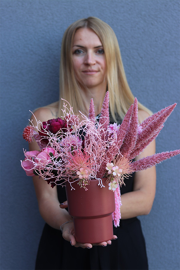 Sweet Trend B, kompozycja kwiatowa w malinowym wazonie, wys.36cm