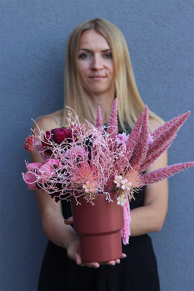 Sweet Trend B, kompozycja kwiatowa w malinowym wazonie, wys.36cm