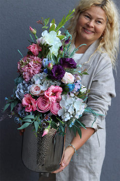 OD RĘKI Blue Luizjana, wielostronna kompozycja kwiatowa w wazonie, wys.79cm  