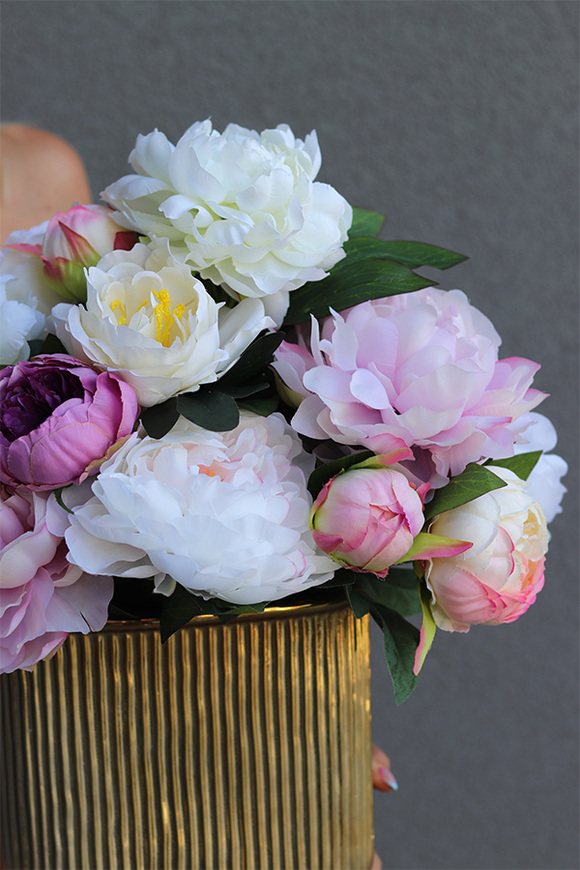  Hilton Peonies, kompozycja kwiatowa w złotym naczyniu, wym.42x35cm