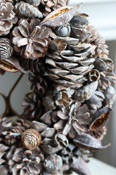 Leśne Skarby 3, dekoracyjny wianek z szyszek