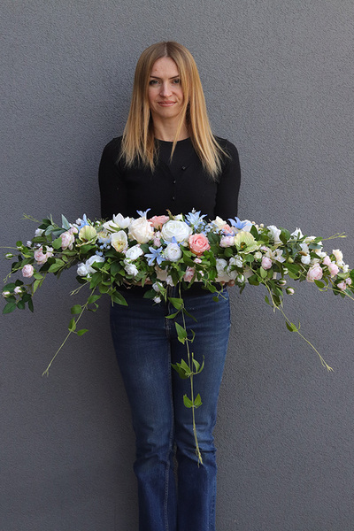 Longia Pastellano, kompozycja kwiatowa na długi stół