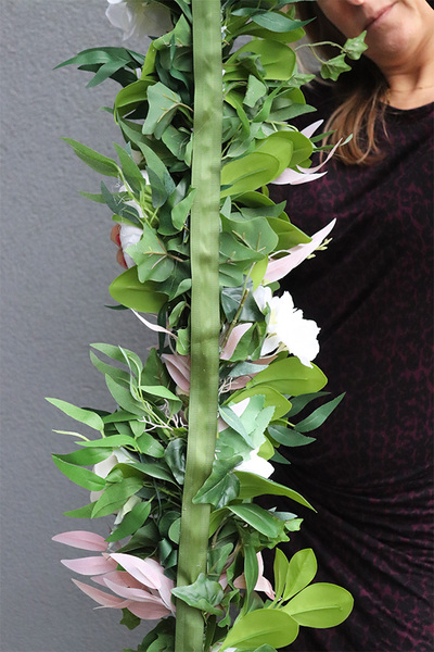 Miranda Music, elegancka girlanda z białymi kwiatami