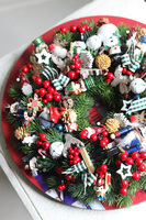 Dziadki do Orzechów, świąteczny stroik z zabaweczkami