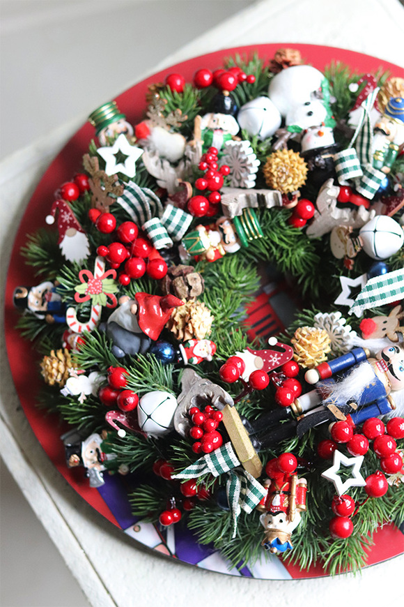 Dziadki do Orzechów, świąteczny stroik z zabaweczkami