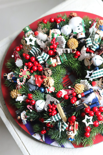 Dziadki do Orzechów, świąteczny stroik z zabaweczkami