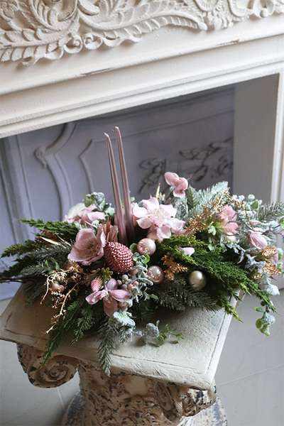 Pudrova Gwiazdka 2, świąteczny stroik ze świecami na tacce