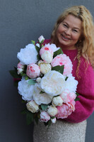 Hillton Peonies 2, kompozycja kwiatowa w złotym naczyniu