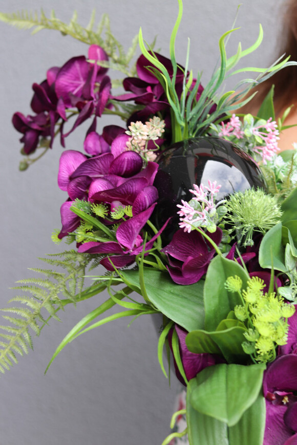 Dekoria Laos Purple in Black, kompozycja kwiatowa w plastikowym naczyniu