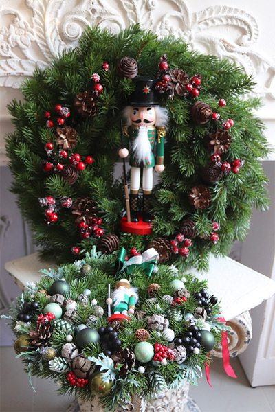 Dziadek do Orzechów Nature, świąteczny wianek na drzwi